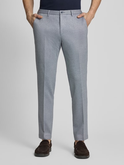 Männermodel trägt Extra Slim Fit Anzug in Unifarbenes-Design von Roy Robson, grauer Viskose-Mix mit Stretch-Anteil, Nahaufnahme Unterkörper.