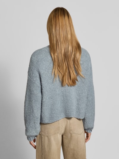 Frauenmodel trägt Pullover aus Leinen-Mix mit Alpaka-Anteil Modell 'Zolly' von American Vintage in Strick-Optik, Ganzkörperansicht Rückansicht. Relaxed Fit, elastisch, Rückenlänge 53 cm, Ärmellänge 56 cm.
