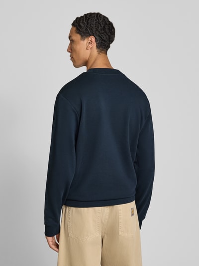 Männermodel trägt Regular fit sweatshirt aus reine katoen model 'Nespon' van HUGO Blue, donkere blauwe kleur, Ganzkörperansicht Rückansicht.