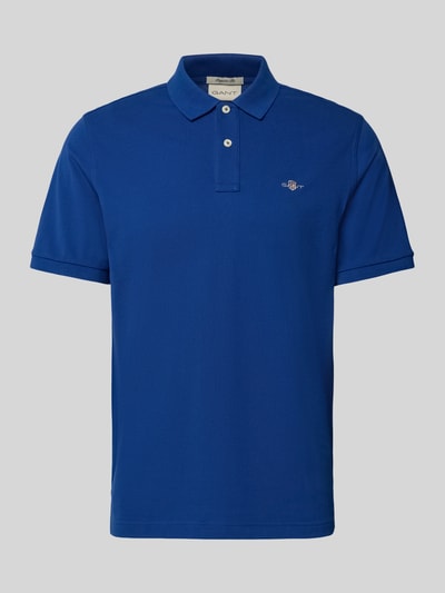 Produktfoto, Regular Fit Poloshirt aus reiner Baumwolle von GANT in kräftigem Blau mit Polokragen und kurzer Knopfleiste, glatte Textur