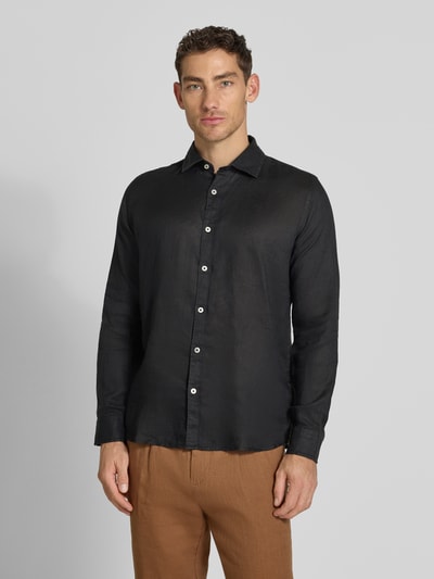 Männermodel trägt Regular Fit Leinenhemd mit Kentkragen Modell 'CAMICIA' von MARKUP, Knopfleiste, schwarze Farbe, Ganzkörperansicht von vorne, Rückenlänge 71 cm, Schulterbreite 43 cm, Ärmellänge 65 cm, reines Leinen.