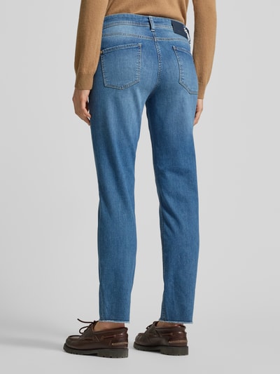 Frauenmodel trägt Jeans in verkürzter Passform von Cambio aus Baumwoll-Mix mit Stretch-Anteil, 5-Pocket-Design, Ganzkörperansicht Rückansicht.