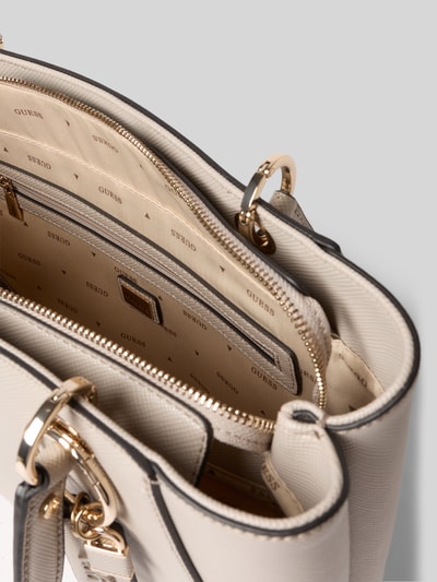 Produktfoto, Handtasche mit Logo-Detail Modell 'NOELLE' von GUESS in Beige mit goldfarbenen Details und Reißverschluss, strukturierte Oberfläche, Hauptfach mit GUESS-Innenfutter, schmale Schulterriemen, Breite 40 cm, Länge 27 cm, Tiefe 10 cm, Schulterriemen 62 cm