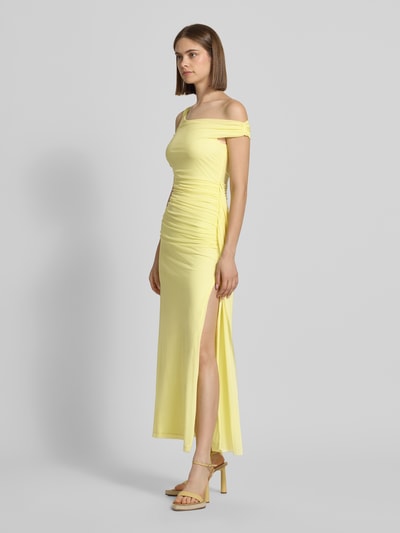 Frauenmodel trägt Abendkleid mit asymmetrischem Ausschnitt Modell 'LAYANA' von Bardot in Hellgelb, Material-Mix mit Stretch-Anteil, Körpernaher-Schnitt, Maxikleid, Raffung seitlich, Schlitze, glatte Textur, Ganzkörperansicht von vorne.