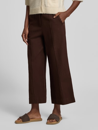 Frauenmodel trägt Culotte mit Eingrifftaschen Modell 'Meeri breath' von OPUS, Wide Leg Fit, Baumwoll-Mix mit Leinen, dunkelbraun, Nahaufnahme Unterkörper, Vorderansicht.