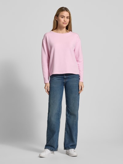 Vrouwenmodel draagt Relaxed Fit sweatshirt uit katoenmix van s.Oliver RED LABEL, look effen, ronde hals, lange mouwen, Ganzkörperansicht von vorne.