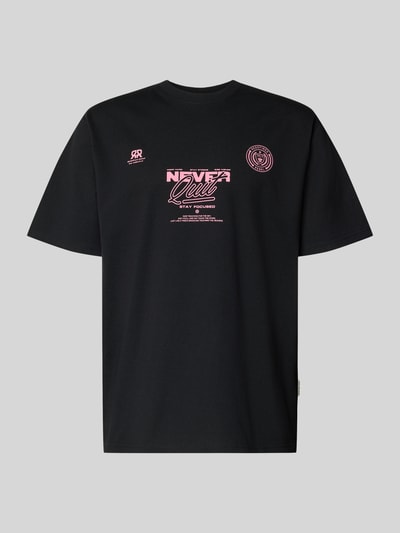 Produktfoto, T-Shirt mit Statement-Print und Rundhalsausschnitt von Redefined Rebel in Schwarz mit rosa Aufdruck, Relaxed Fit, Baumwoll-Mix, Modell 'Bruno', Rückenlänge 70 cm bei Größe M