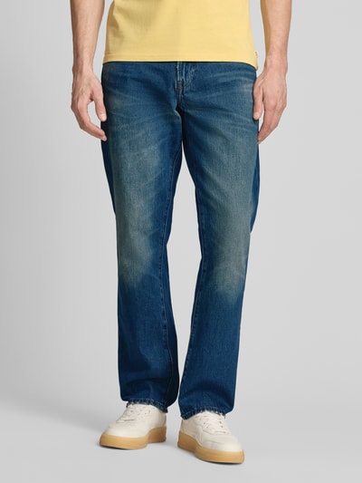 Męski model nosi Relaxed Straight Fit Jeans im Used-Look od GAP, bawełna, wpuszczane kieszenie, efekt znoszenia, całkowity przód