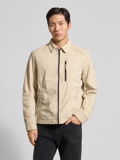 Männermodel trägt Regular Fit Hemdjacke aus reiner Baumwolle von Tom Tailor in Beige, schlichte Optik, Twill, Ganzkörperansicht von vorne.