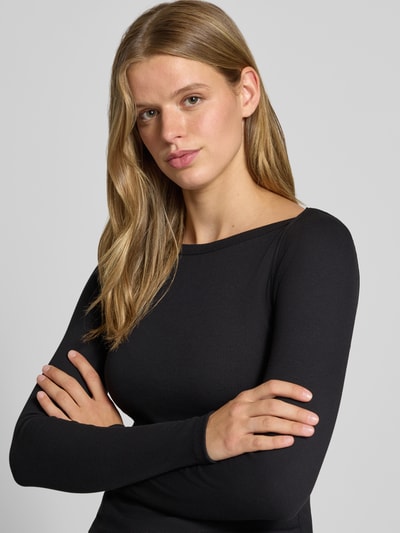 Frauenmodel trägt Slim Fit Shirt aus Baumwoll-Mix Modell 'MAYA' von NOISY MAY®, schwarze Ripp-Optik, U-Boot-Ausschnitt, Nahaufnahme Oberkörper.