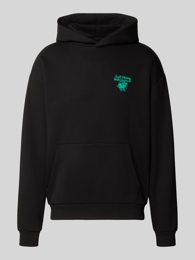 Produktfoto, Relaxed Fit Hoodie mit Motiv-Print von REVIEW x ANSON´S in Schwarz, Baumwoll-Mix, gerippte Abschlüsse, grüner Print auf Brust.
