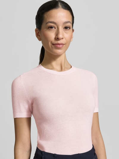 Frauenmodel trägt Regular Fit Strickshirt aus Seiden-Woll-Mix Modell 'MSTLEPRE' von Max Mara in Optik: Unifarben mit Mini-Pailletten, Rundhals, Kurzarm, Ärmelabschluss und Rumpfabschluss gerippt, Materialverarbeitung: Feinstrick, Nahaufnahme Oberkörper.
