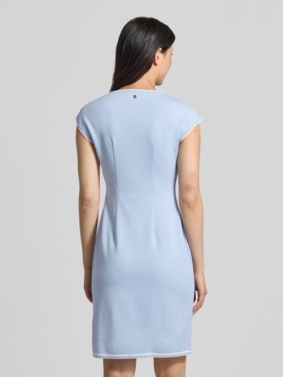 Marc Cain Knielanges Kleid aus Viskose-Mix mit Kontrastkante Hellblau 5