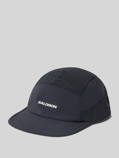 Produktfoto, dunkelblaue Cap mit weißem Logo-Print, Elastischer-Material-Mix, Modell 'SENSE AERO' von Salomon, Strapback.