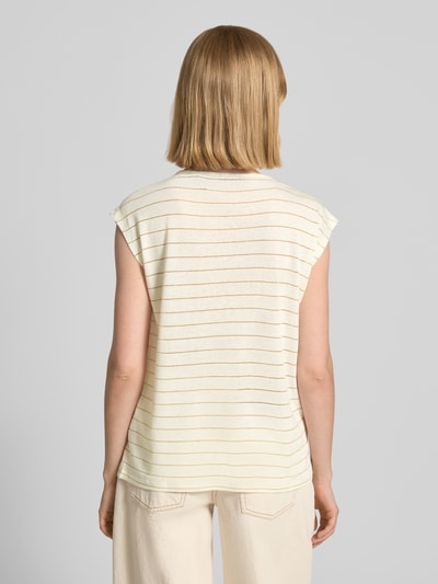 Frauenmodel trägt Regular Fit T-Shirt mit Leinen-Anteil von s.Oliver BLACK LABEL in Creme mit feinem Allover-Streifenmuster, Jersey-Optik, ohne Ärmel, überschnittene Schultern, U-Boot-Ausschnitt, Ganzkörperansicht Rückansicht.