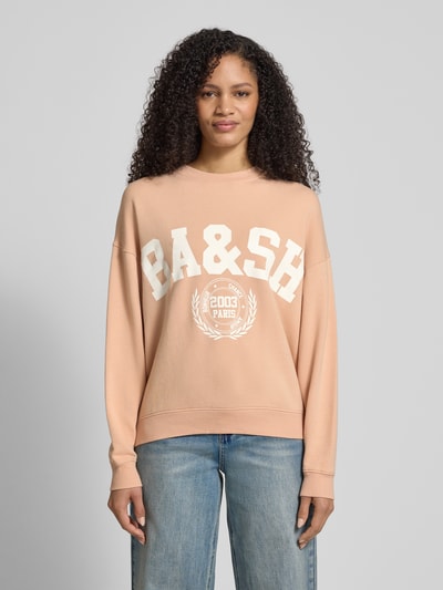 Frauenmodel trägt Sweatshirt mit Label-Print Modell 'BENJAMIN' von Bash aus Baumwoll-Elasthan-Mix, Relaxed-Fit, Rundhalsausschnitt, Ganzkörperansicht von vorne.