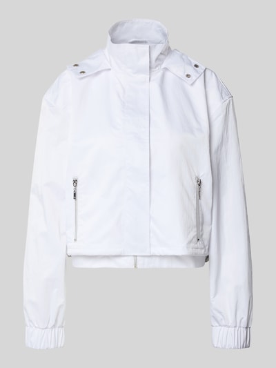 Produktfoto, Jacke mit Stehkragen und verdecktem Reißverschluss von monari in Weiß mit Reißverschlusstaschen, Regular-Fit, glatte Textur, Rückenlänge bei Größe 36: 49 cm, Schulterbreite: 55 cm, Brustweite: 57 cm, Ärmellänge: 58 cm