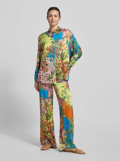 Frauenmodel trägt Relaxed Fit Hemdbluse aus reiner Viskose von Liu Jo White mit farbenfrohem floralem Allover-Print, Ganzkörperansicht von vorne.
