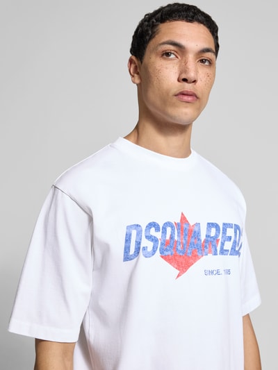 Männermodel trägt Loose Fit T-Shirt aus reiner Baumwolle von Dsquared2 mit Label-Print, weiß-blau-rot, Kurzärmelig, Nahaufnahme Oberkörper.