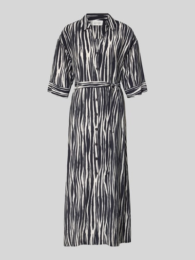 Produktfoto, Hemdblusenkleid aus Viskose-Mix mit Knopfleiste Modell 'Salma' von GUIDO MARIA KRETSCHMER WOMAN, taillierter Schnitt, Midikleid, Hemdblusenkragen, Bindegürtel, abstraktes schwarz-weiß Muster, glatte Textur, Rückenlänge 131 cm, Brustweite 46 cm, Ärmellänge 39 cm.