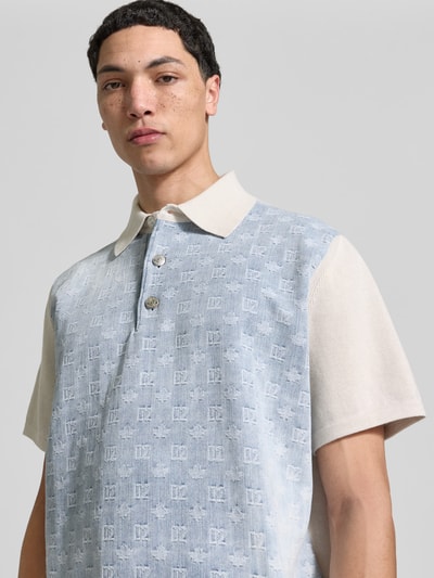 Männermodel trägt Regular Fit Poloshirt aus Baumwolle von Dsquared2 mit Denim-Besatz, kurzärmelig, helle Farben, Nahaufnahme Oberkörper.