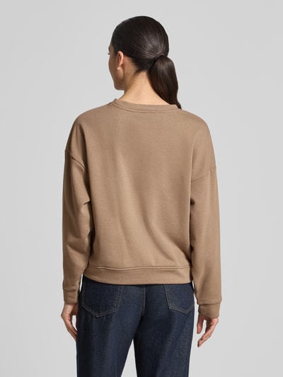 Kobiece modelka nosi Sweatshirt mit überschnittenen Schultern od MSCH Copenhagen, bawełniany miks, prosty krój, widok całej sylwetki z tyłu