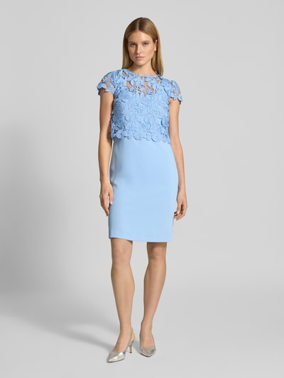 Frauenmodel trägt Knielanges Cocktailkleid im 2-in-1-Look von Christian Berg Cocktail in Hellblau, Spitze, Gerader-Schnitt, Rundhalsausschnitt, Ganzkörperansicht von vorne.