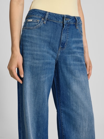 Guess Jeans Jeansy z niskim stanem o kroju extra wide fit z detalem z logo Jeansowy niebieski 3