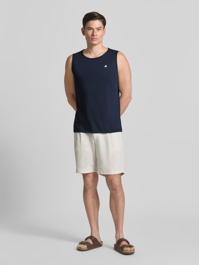 Männermodel trägt dunkelblaues Tanktop mit Rundhalsausschnitt und Logo-Print von Lerros aus Reine Baumwolle Regular-Fit, Ganzkörperansicht von vorne, Rückenlänge bei Größe M: 69 cm.