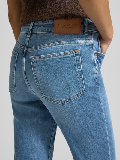 Frauenmodel trägt Bootcut Jeans aus Baumwoll-Mix Modell 'KIRUNA' von Marc O'Polo, stylizowana na denim, krój bootcut, wysoki stan, naszywka z logo, nity, szlufki na pasek, kontrastowe szwy, zapięcie na guzik i zakryty zamek błyskawiczny, 5 kieszeni, mieszanka bawełny, detalaufnahme tył