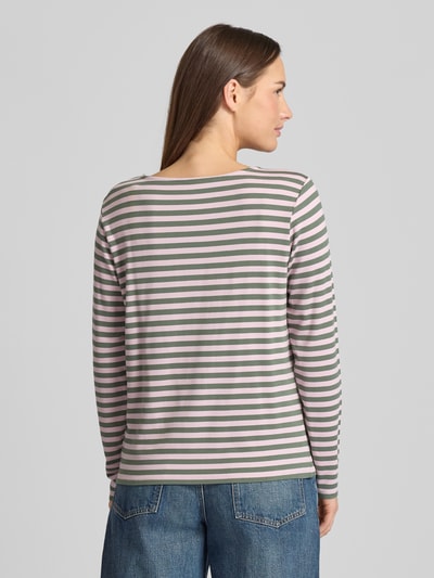 Vrouwenmodel draagt Regular Fit Longsleeve uit viscosemix van Fynch-Hatton, gestreept in groen en roze, rugaanzicht, ruglengte 60 cm.