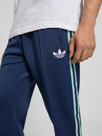 adidas Originals Regular Fit Sweatpants mit Vereins Logo Applikation Modell 'BLNACO' Marine 3