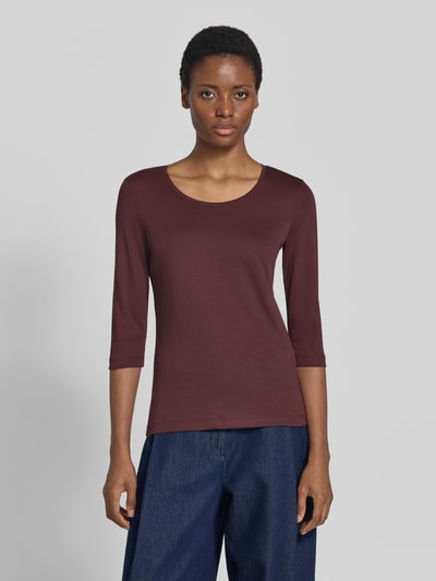 Frauenmodel trägt Shirt aus reiner Baumwolle von Christian Berg Woman in Dunkelrot, gerader Schnitt, Halbarm, Rundhals, Ganzkörperansicht von vorne. Rückenlänge bei Größe 36: 59 cm.