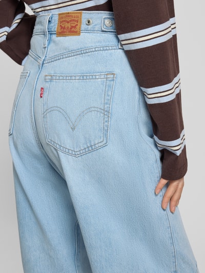 Vrouwenmodel draagt Loose FitJeans met 5-Pocket-Design van Levi's®, lichtblauw, pure katoen, detailopname achterkant.