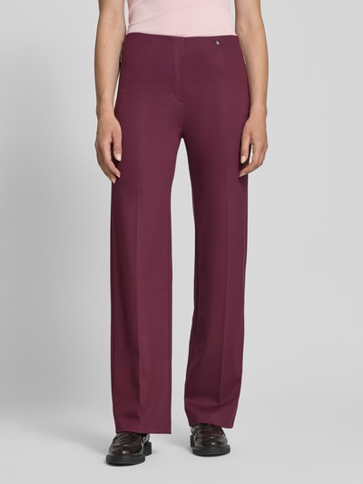 Frauenmodel trägt Hose aus Viskose-Mix mit Reißverschlusstaschen von Marc Cain in Dunkelrot, Regular-Fit, Bügelfalten, Ganzkörperansicht von vorne, Stretch-Anteil, Bundweite bei Größe 36: 39 cm, Innenbeinlänge bei Größe 36: 84 cm.