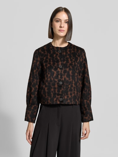Frauenmodel trägt Regular Fit Blazer mit Viskose-Anteil von zero, schwarzes und braunes Muster, Material-Mix, Ganzkörperansicht von vorne.