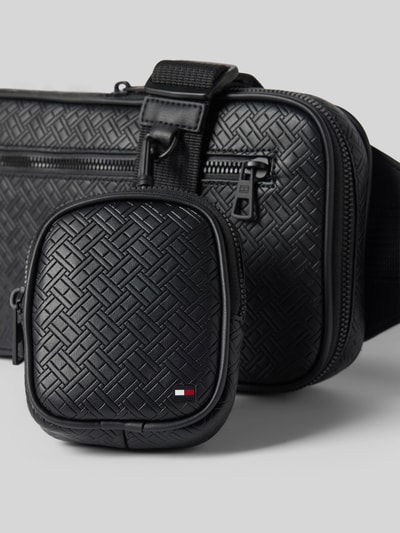 Produktfoto, Umhängetasche mit Logo-Detail Modell 'EMBOSSED FLAG SLING' von Tommy Hilfiger, imitacja skóry, wytłoczony flag-monogram, zamek błyskawiczny, główna przegroda, przegródka zapinana na zamek błyskawiczny, przegródka z siateczki, detal z logo, pasek na ramię, wykończenie: sztuczna skóra