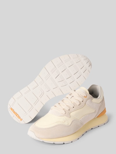 Produktfoto, Sneaker mit Logo-Prägung Modell 'City' von HOFF, beige Farbtöne, abgerundete und profilierte Passform, Schnürverschluss, Absatzhöhe 3 cm, Schafthöhe 9 cm, Schaftweite 8 cm, weiche Texturen, Logo an Sohle sichtbar