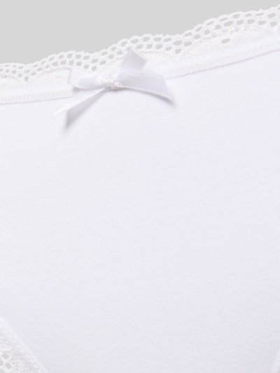 Produktfoto, weißer Damen String aus Baumwoll-Elasthan-Mix mit Spitzenbordüre und Zierschleife, Modell 'ESSENTIAL' von DORINA, glatte Textur