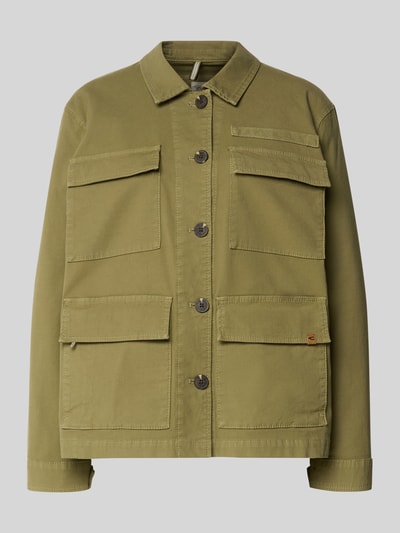 Produktfoto, Jacke mit Pattentaschen und Label-Detail van camel active in olijfgroen katoenmix met stretch, recht model, kentkraag, knoopsluiting, vier klepzakken, labeldetail, ruglengte maat 36: 63 cm, schouderbreedte: 44 cm, borstwijdte: 53 cm, mouwlengte: 59 cm.