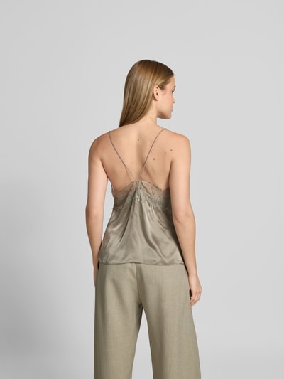 Frauenmodel trägt Bluse aus Satin mit Spitzenbesatz von Iro in Beige mit Spaghettiträgern, körpernahe Passform, Rückenlänge 39 cm, Ganzkörperansicht Rückansicht.