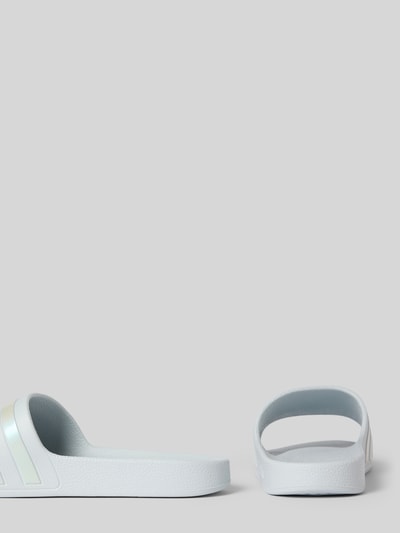 Produktfoto, Badeschuhe mit Label-Prägung Modell 'ADILETTE AQUA' von adidas Sportswear, Optik: Unifarben, Schuhspitze: Peep Toe, Absatzform: flach, Applikation: Label-Prägung, Signature-Streifen, Verschluss: Schlupf/offen, Sohle: strukturiert, weiße Farbe, klare Linien und glatte Textur