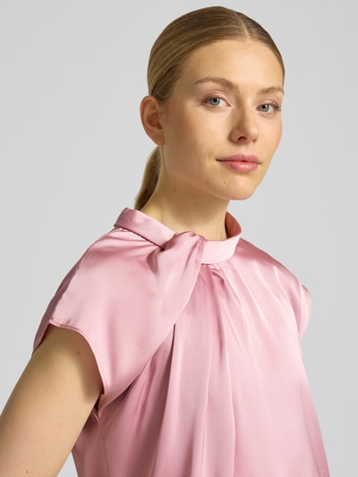 Vrouwenmodel draagt Blusenshirt aus Satin Modell 'Fleur' van Neo Noir, satijn, regular fit, drapering, ronde hals, ruglengte maat 36: 58 cm, detailopname bovenlichaam.