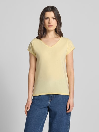 Vrouwenmodel draagt T-Shirt met V-Ausschnitt van Christian Berg Woman in lichtgeel, katoen, regular fit, met rolzoom, voorkant volledig zichtbaar, totale lichaamsopname van voren.
