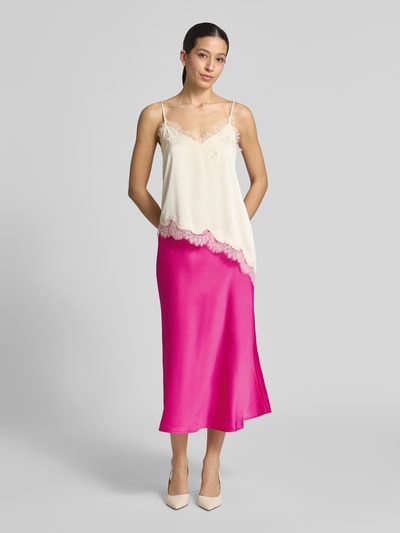 Frauenmodel trägt Midirock mit elastischem Bund Modell 'YASPELLA' von YAS aus Elastischer-Material-Mix, A-Linie, pink, Ganzkörperansicht von vorne.