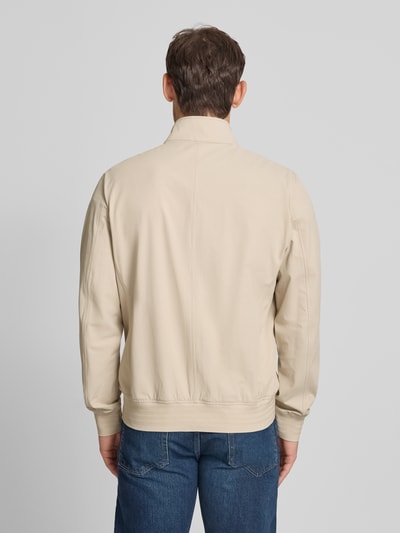 Männermodel trägt cremefarbenen Blouson mit Zweiwege-Reißverschluss Modell 'SCRIP' von CINQUE aus Baumwoll-Mix mit Stretch-Anteil, Ganzkörperansicht Rückansicht.