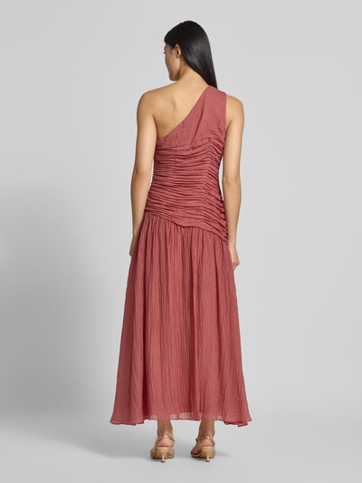 Männnermodel trägt Fit and Flare Cocktailkleid mit One-Shoulder von Jake*s Cocktail in Altrosa mit strukturierter, leicht gekräuselter Textur, Ganzkörperansicht Rückansicht
