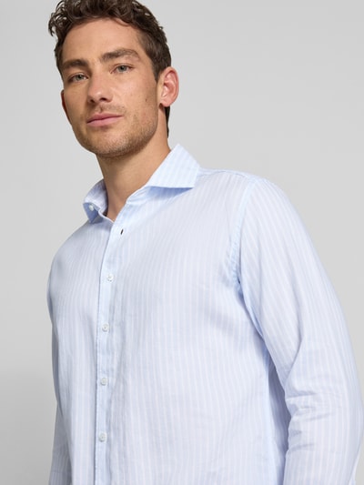 Męski model nosi Regular Fit Business-Hemd mit Kentkragen von ETERNA, bawełniany miks z dodatkiem lnu, krój regular fit, jasnoniebieskie paski, listwa guzikowa, sportowe mankiety, długość pleców w rozmiarze 40: 76 cm, szerokość w rozmiarze 40: 45 cm, długość rękawa w rozmiarze 40: 65 cm, zbliżenie na górną część tułowia z przodu.