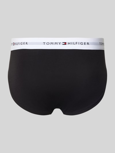 Männermodel trägt Slip aus Baumwoll-Mix im 3er-Pack von Tommy Hilfiger, Optik: Unifarben, Label-Schriftzug, Skinny-Fit, Bundabschluss: Elastisch, Materialverarbeitung: Stretch, Ganzkörperansicht Rückansicht.