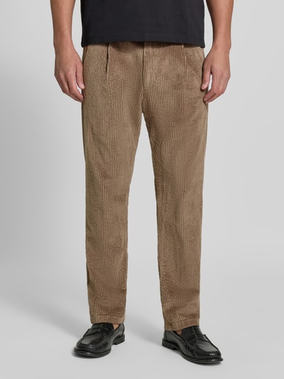 Männermodel trägt gerade geschnittene, beige Cordhose aus Baumwoll-Mix, Modell 'Chasy' von DRYKORN, Nahaufnahme Unterkörper. Elastischer Bund, Gesäßtaschen, Knopf- und Reißverschluss.